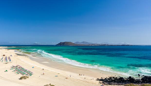 Vista de las islas de Lobos y Lanzarote vista desde las Grandes Playas de Corralejo