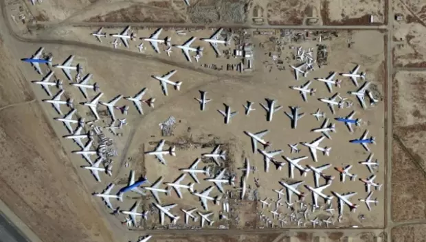 Cerca de la campa hay aviones viejos