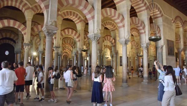 Varios turistas visitan la mezquita de Córdoba