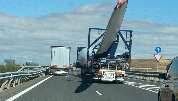 En paralelo y por el arcén, una estampa habitual