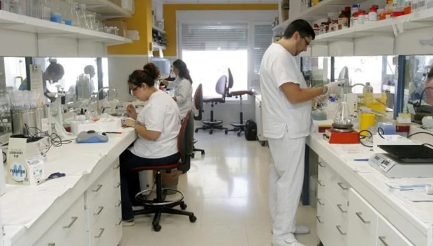 Trabajadores del Imibic en uno de sus laboratorios