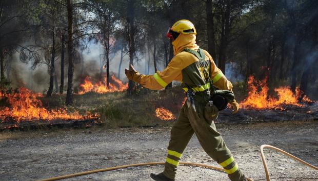 omberos continúan los trabajos de extinción para sofocar el incendio, a 10 de agosto de 2025, en Carcastillo, Navarra