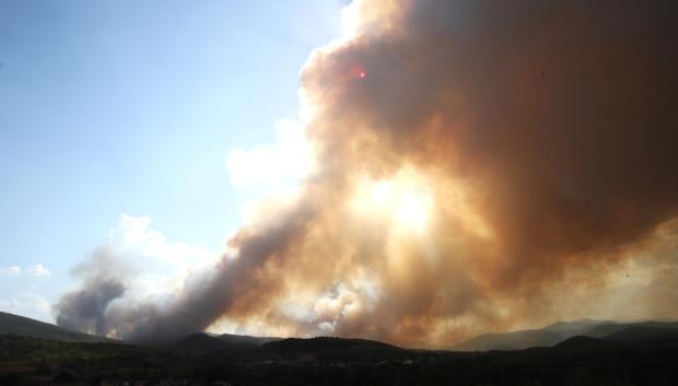 Vista del incendio forestal que afecta al paraje de Las Médulas