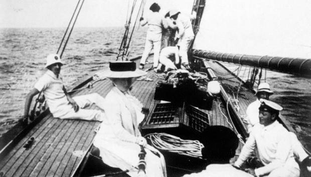 Alfonso XIII en el yate 'Hispania'