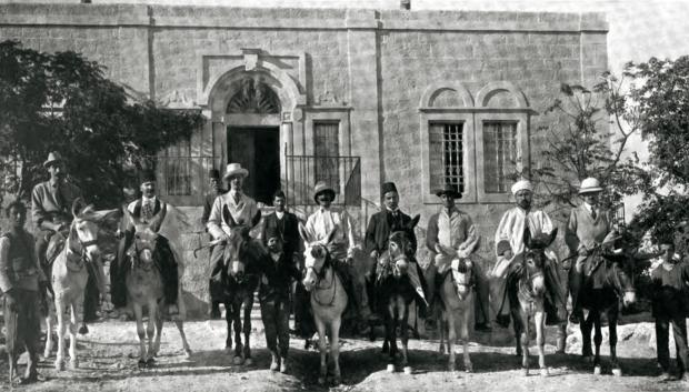 Los miembros de la expedición (de izquierda a derecha) Robin Duff, Habip Bey, Montagu Parker, Cyril Foley, Hagop Makasdar, Cyril Ward, Abdulaziz Mecdi Effendi, Clarence Wilson