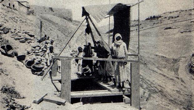 Excavación de la expedición Parker en la Ciudad de David; al fondo el muro sur del recinto del Monte del Templo