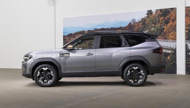 Un coche con apariencia grande y vigorosa