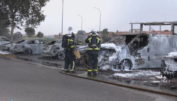 Los esqueletos de los coches quemados, ni un eléctrico, solo un Toyota C-HR híbrido