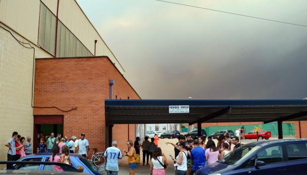 Vecinos de Navianos De la Vega evacuados al frontón de Valcabado