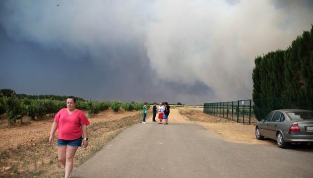 La población de Herreros de Jamuz, evacuada ante el avance de las llamas