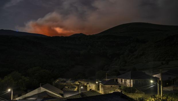 CHANDREXA DE QUEIXA (OURENSE), 09/08/2025.- El incendio forestal en Chandrexa de Queixa (Ourense) sigue avanzando, este sábado, con 450 hectáreas afectadas y, además, se mantienen activos otros dos incendios en Galicia y hay tres más controlados.EFE/ Brais Lorenzo