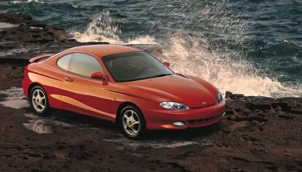 Dieñado por el mítico Pininfarina, el Coupé supuso un antes y un después para la marca coreana cuando llegó a España. Acercaba el mundo de los deportivos a los compradores con este coche de 130 caballos que costaba 12.000 euros