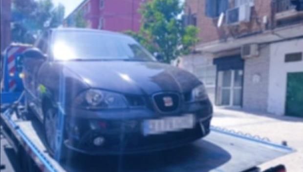 Imagen del coche de los delincuentes cargado con el botín