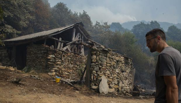 Un ganadero intenta sofocar el fuego