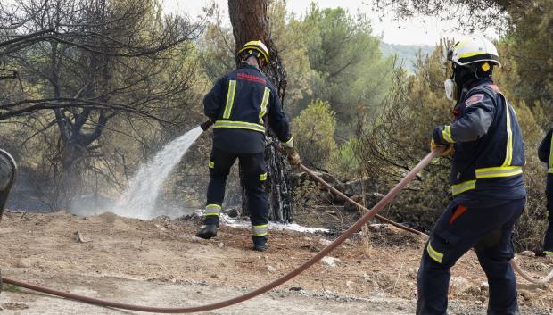 14 dotaciones de bomberos y cuatro helicópteros trabajan para controlar un incendio en Torrelodones