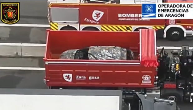 El vehículo dentro del contenedor, que puede llenarse de agua