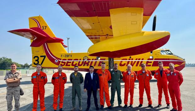 Aterrizan en Santiago los dos hidroaviones franceses.

REMITIDA / HANDOUT por DELEGACIÓN DEL GOBIERNO
Fotografía remitida a medios de comunicación exclusivamente para ilustrar la noticia a la que hace referencia la imagen, y citando la procedencia de la imagen en la firma
14/8/2025