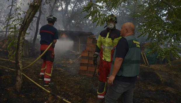Varios servicios de emergencia trabajan en la extinción del fuego, a 12 de agosto de 2025