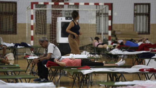 Vecinos de las localidades desalojadas por el incendio esperan a poder volver a sus casas en el pabellón municipal de La Bañeza