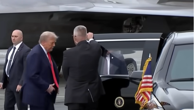 Trump entra al coche por la puerta derecha trasera