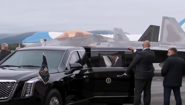 Putin accede al coche por la puerta trasera izquierda