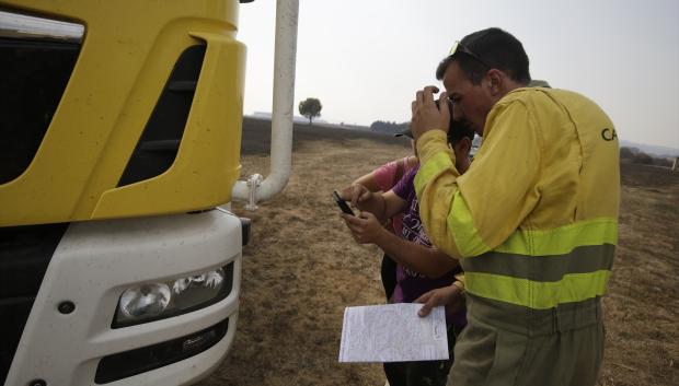 Personal de emergencias tras los incendios, a 13 de agosto de 2025, en Herreros de Jamuz, León, Castilla y León (España)