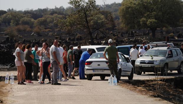 Vecinos continúan apagando algunos puntos calientes, a 16 de agosto de 2025, en Cerezal de Puertas, La Ramajería, Salamanca,