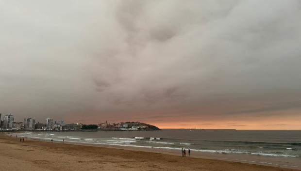 Playa de Gijón cubierta por el humo de los incendios en Asturias