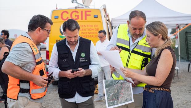 La presidenta de la Junta, María Guardiola, junto al consejero de Presidencia, Interior y Diálogo Social, Abel Bautista, en el Puesto de Mando Avanzado del 112 en La Granja (Cáceres)