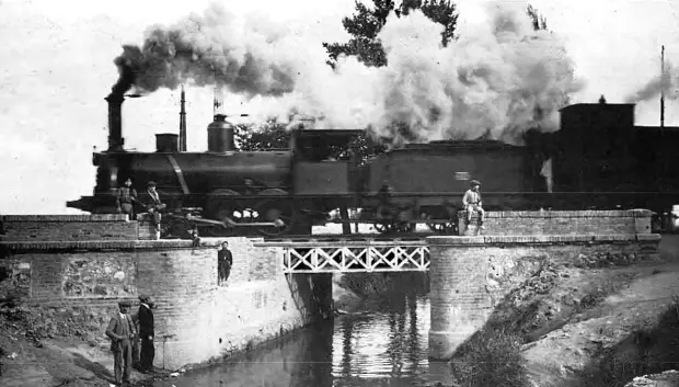 El tren a vapor cruzando el Puente de la Maquinilla