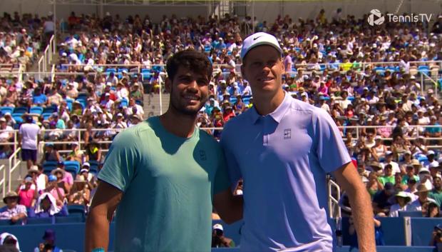 Carlos Alcaraz y Jannik Sinner posan antes de que empiece la final