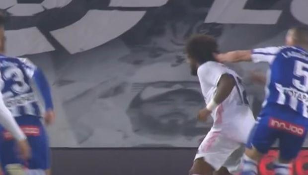 Víctor Laguardia agarra del pelo a Marcelo dentro del área