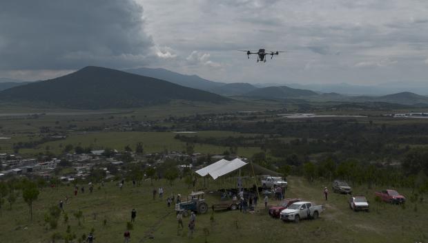 Esta vista aérea muestra un dron agrícola cargado con semillas de tejocote (Crataegus mexicana), pino (Pinus) y encino (Quercus) como parte de un programa de reforestación de áreas devastadas por incendios forestales en Contepec, Michoacán, México