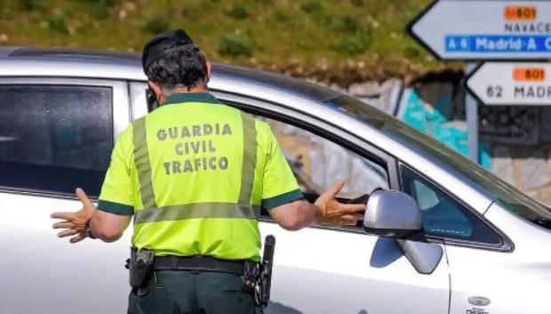 Esta imagen cada día es menos habitual, los agentes multan pero no paran a los coches