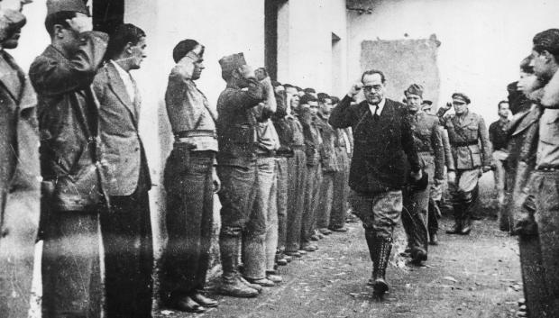 Negrín junto a varios combatientes