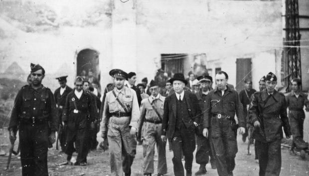 Francisco Largo Caballero visita el asedio del Alcázar, acompañado de oficiales y milicianos