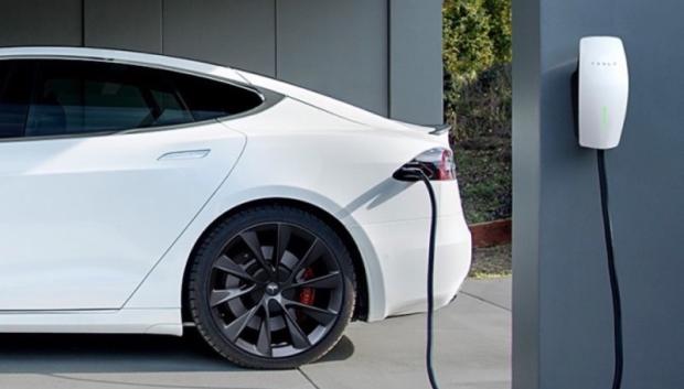 Tesla sigue siendo líder mundial en eléctricos