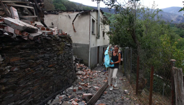 Susana carga con la Virgen