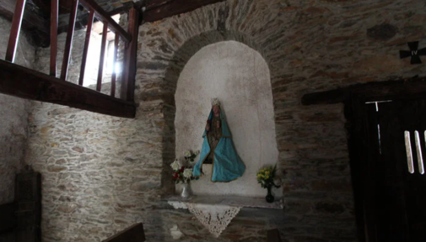 La Santa de Lusio vuelve a la iglesia tras el incendio que ha arrasado el pueblo