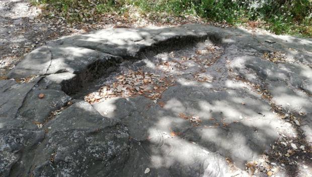 Uno de los enterramientos del sendero