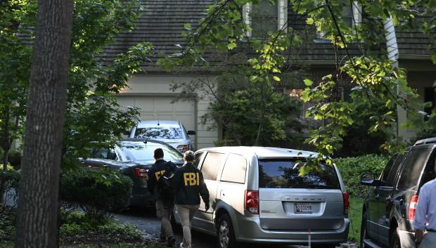 El FBI registrando la casa de John Bolton