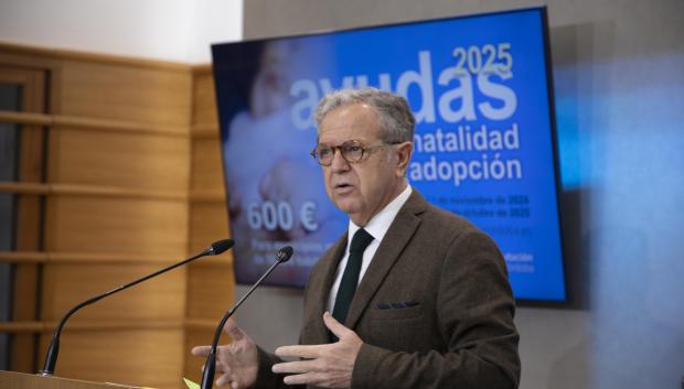 Salvador Fuentes presentando las ayudas a la natalidad