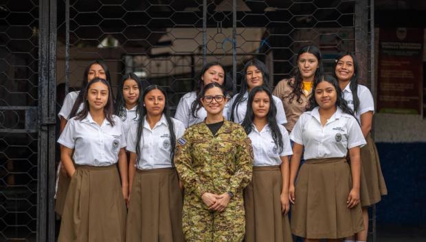 Karla Trigueros posando junto a unos estudiantes