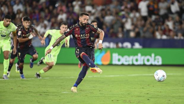 José Luis Morales marca de penalti el segundo gol del Levante ante el Barcelona