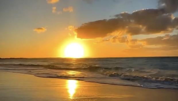 Imagen de un amanecer en la playa