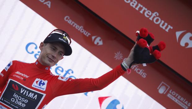 Jonas Vingegaard con el maillot rojo de la Vuelta a España