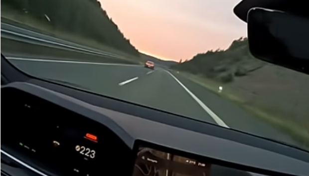 El Xiaomi se pierde en el horizonte cuando superan los 230 kilómetros/hora
