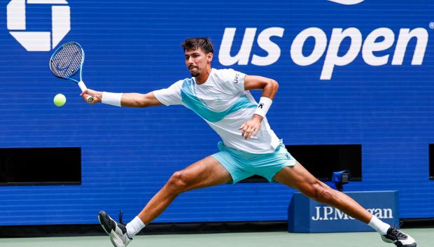 Alexei Popyrin devuelve un golpe de derecha a Jannik Sinner