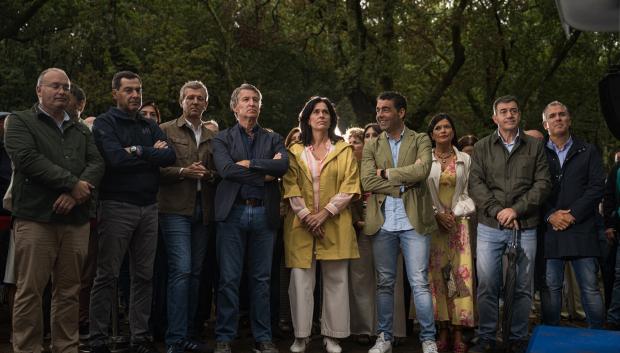 En el acto estuvieron presentes el scrt. gral., Miguel Tellado, el presidente andaluz, Juanma Moreno, el presidente gallego, Alfonso Rueda y el presidente provincial del PP de Pontevedra, Luis López