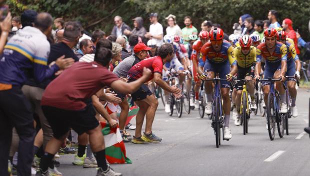 La cabeza de carrera durante la novena etapa de La Vuelta a España, de 195 kilómetros entre Alfaro y la estación de esquí de Valdezcaray